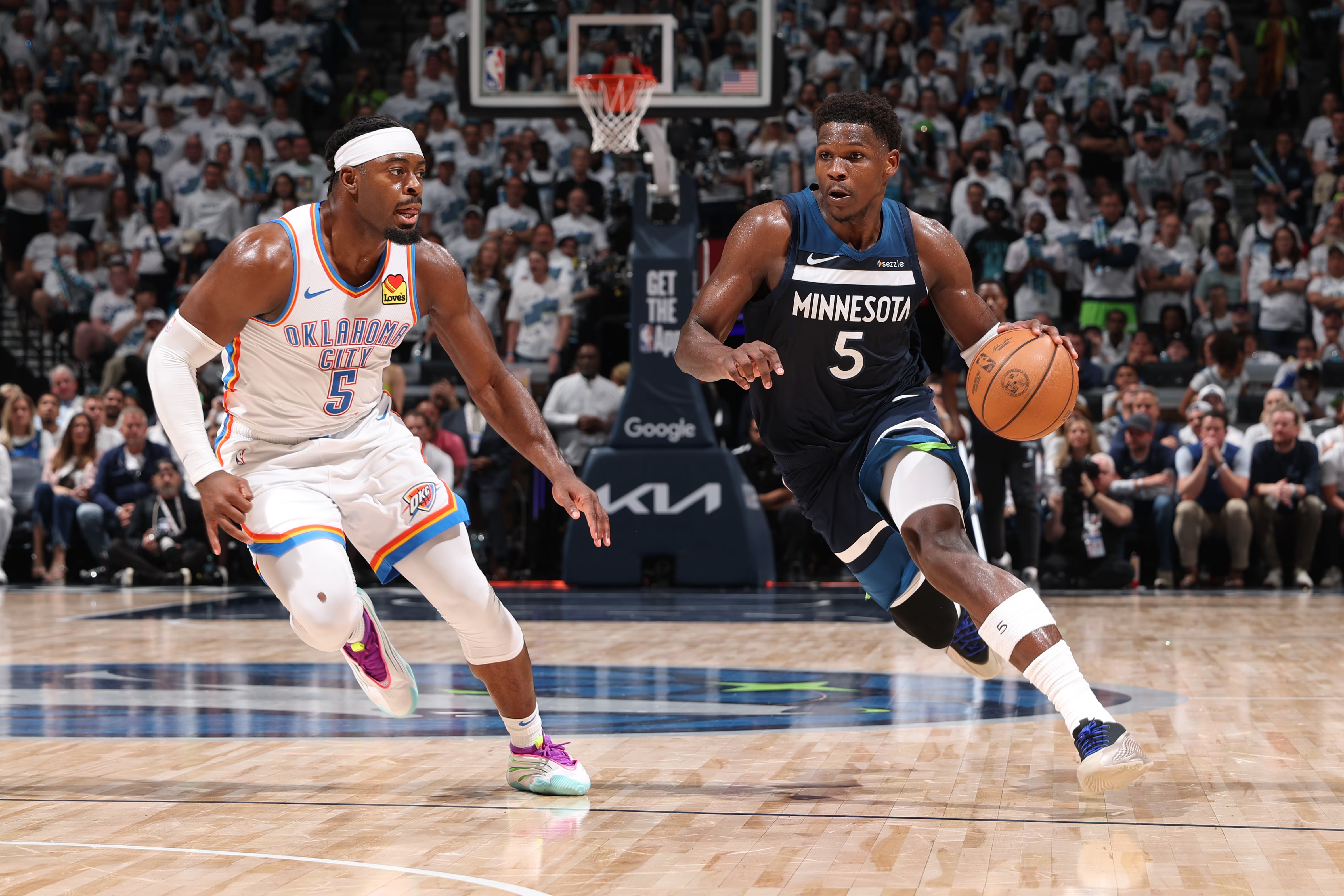 火箭雄鹿激战正酣：字母哥神操作引球迷尴尬，申京激情发言点燃恩怨篮球盛宴