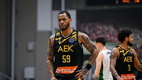 勒布朗·詹姆斯炮轰湖人管理层，佩林卡被指虚伪